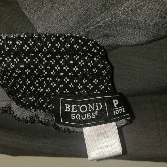 Beyond Scrubs Cargo Joggers Size S - Picture 3 of 5